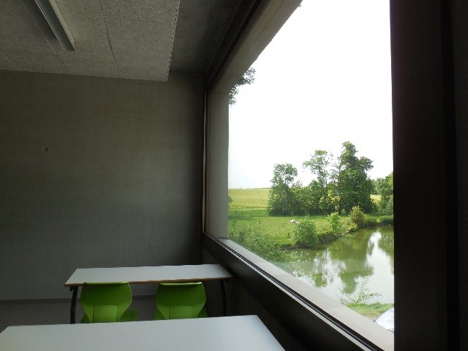 La présence de fenêtre dans les salle de cours est très importante pour assurer leur confort visuel.